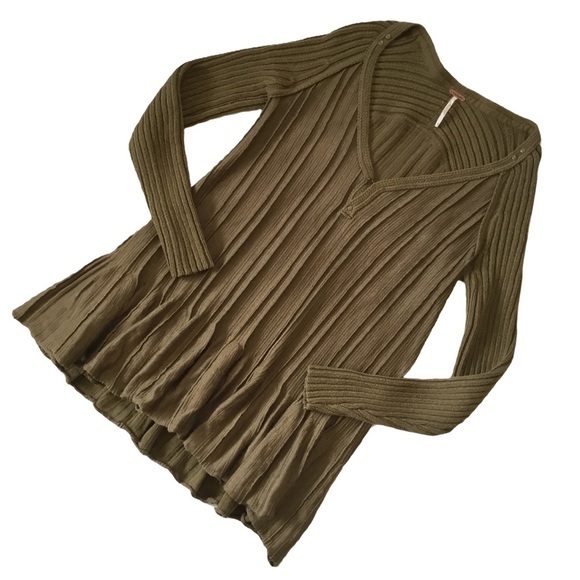 Free People Olive Green Ribbed V-Neck Sweater with High-Low Ruffled hem. Sz XS - Picture 1 of 7